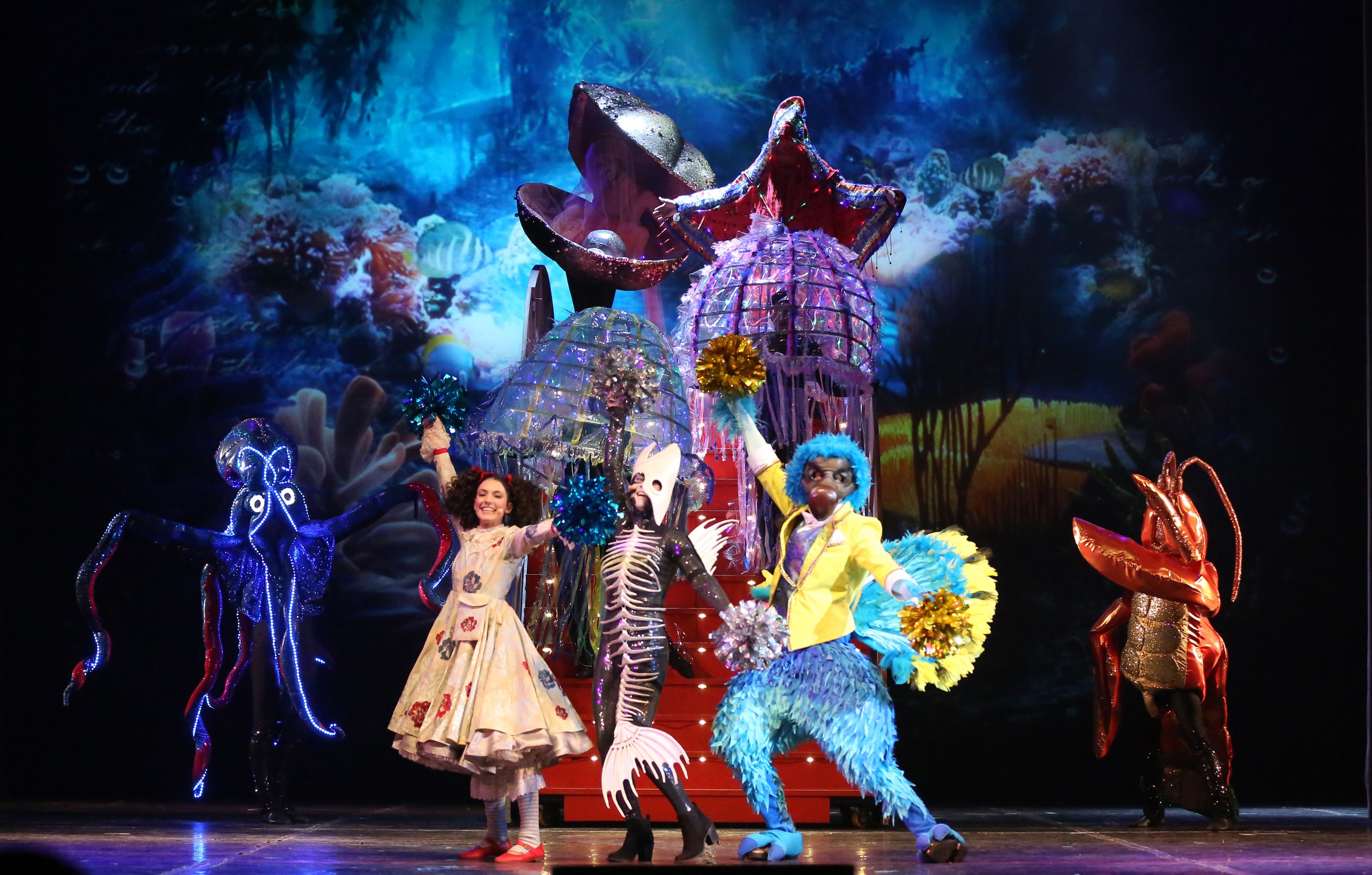 Статья портала Fontanka.ru о премьере мюзикла "Алиса в стране чудес"